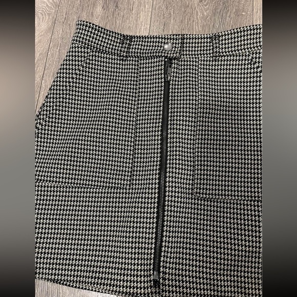 Beautiful Skirt - size 6 - Picture 3 of 7